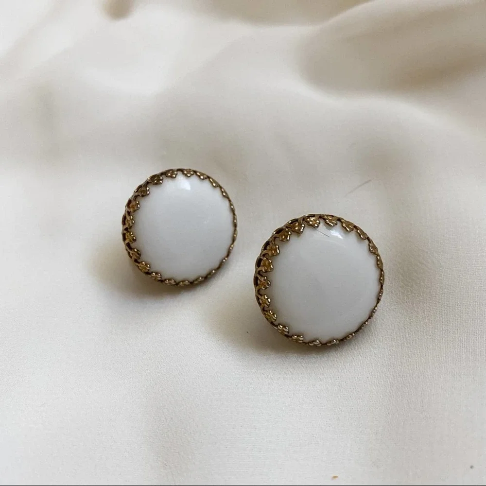VTG White Round Victorian Edge Clip Earrings
